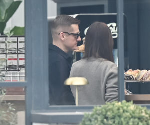 Marcin Mroczek z dziewczyną w cukierni