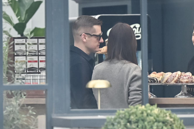 Marcin Mroczek z dziewczyną w cukierni