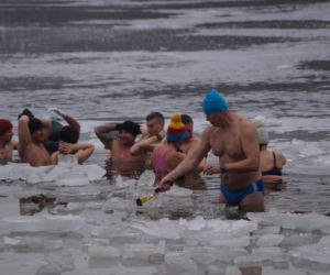 Lodowata woda, gorące emocje. Morsy znów opanowały jezioro pod Bydgoszczą