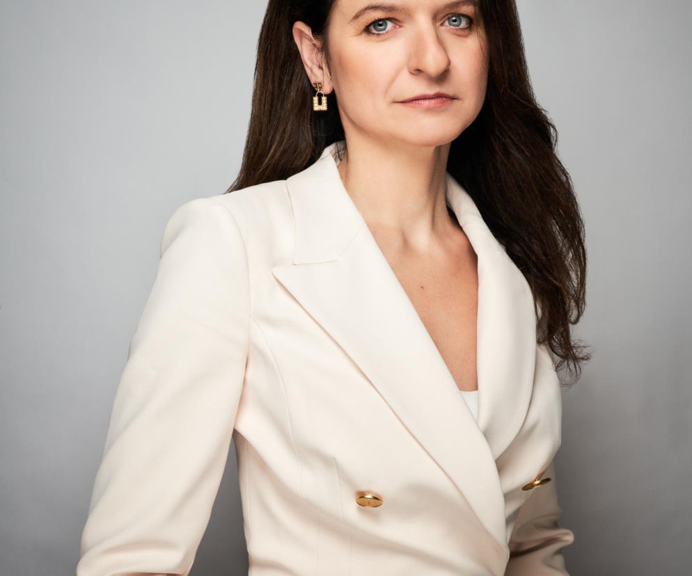 Profesor Justyna Domienik-Karłowicz w jasnym żakiecie. O leczeniu otyłości przeczytasz na Eska2.
