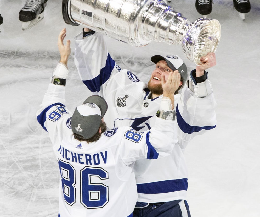 drużyna Tampa Bay Lightning ze zdobytym Pucharem Stanleya