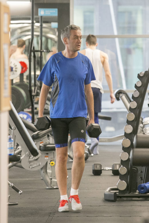 Robert Biedroń trenuje na siłowni