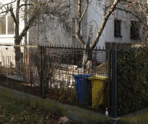 Wiercą Kaczyńskiemu za ścianą