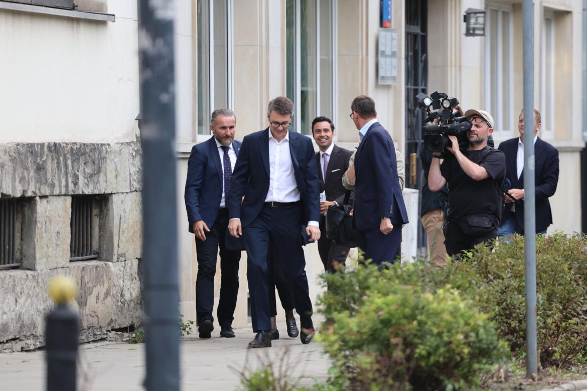 Zamiast na Nowogrodzkiej, Morawiecki i jego stronnicy spotkali się przy Konopnickiej. Były cukierki dla dziennikarzy