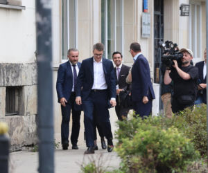 Zamiast na Nowogrodzkiej, Morawiecki i jego stronnicy spotkali się przy Konopnickiej. Były cukierki dla dziennikarzy