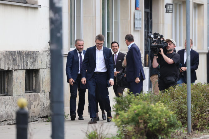 Zamiast na Nowogrodzkiej, Morawiecki i jego stronnicy spotkali się przy Konopnickiej. Były cukierki dla dziennikarzy