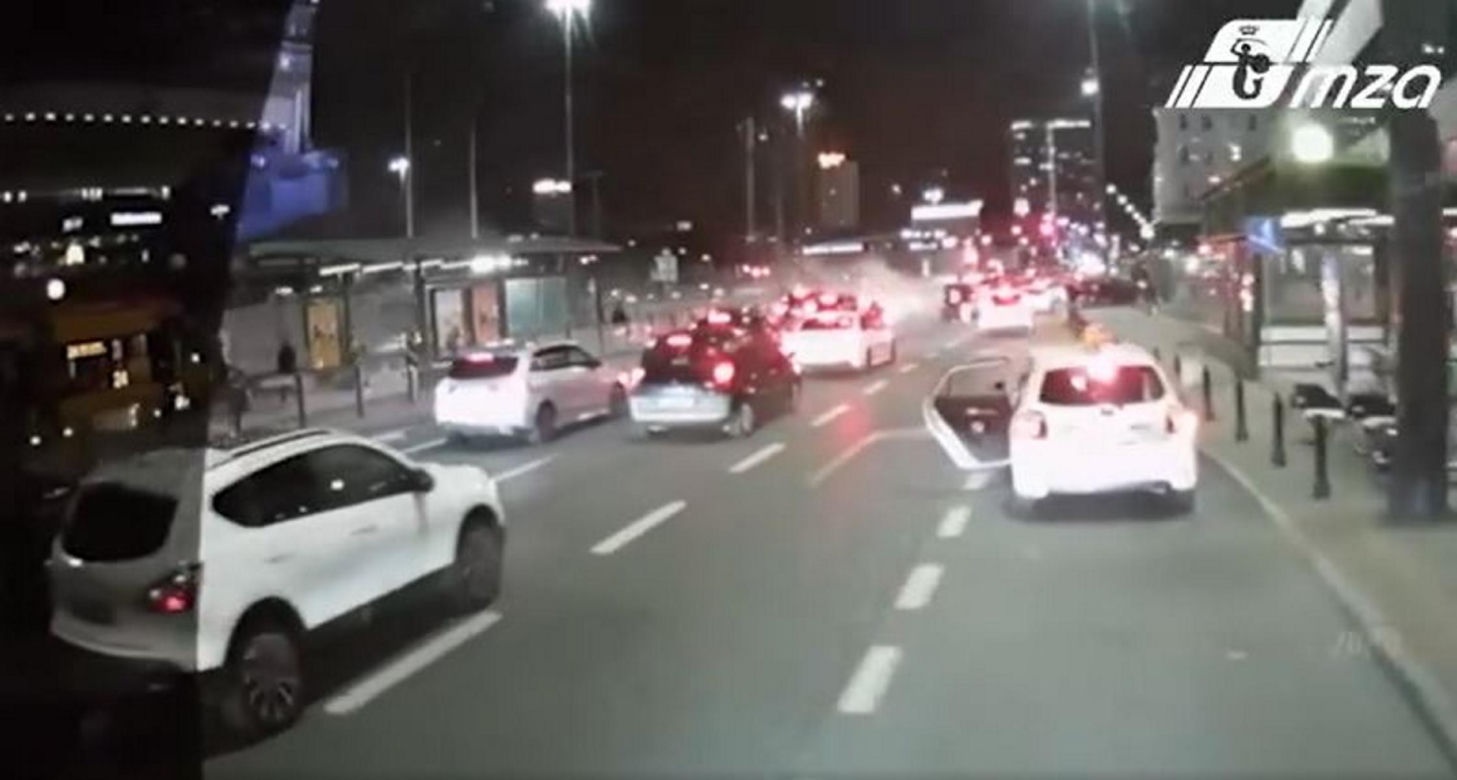 Mercedes płonął przy Dworcu Centralnym. Na ratunek ruszył kierowca autobusu