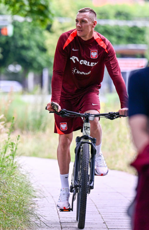 Piłkarze przyjechali na trening rowerami. Skorupski się zgubił