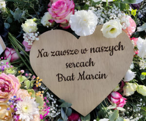 Morze kwiatów na grobie tragicznie zmarłego małżeństwa
