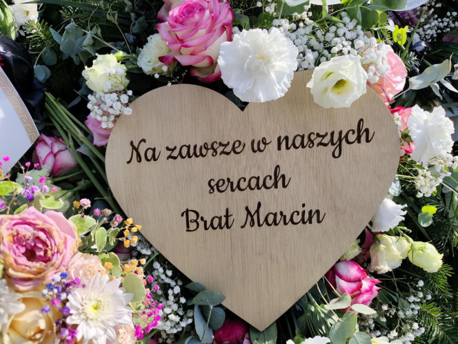Morze kwiatów na grobie tragicznie zmarłego małżeństwa