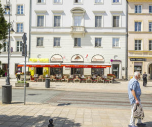 Warszawa dawniej i dziś. Krakowskie Przedmieście 55. Przed wojną ten gmach zachwycał przepychem, dziś jest tylko cieniem dawnej chwały
