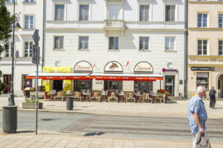 Warszawa dawniej i dziś. Krakowskie Przedmieście 55. Przed wojną ten gmach zachwycał przepychem, dziś jest tylko cieniem dawnej chwały
