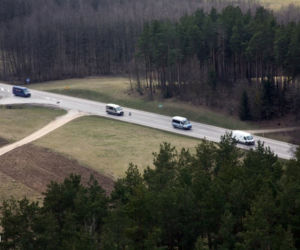 Wielki transport z cudzoziemcami przekroczył granicę. Pojechali w kierunku Litwy [ZDJĘCIA]