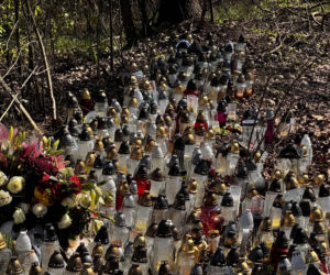 Morze zniczy w miejscu wypadku posła Łukasza Litewki