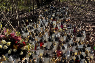 Morze zniczy w miejscu wypadku posła Łukasza Litewki