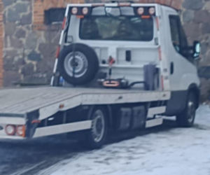 Kradzieże aut z parkingu lotniska we Wrocławiu. Złodziej używał lawety