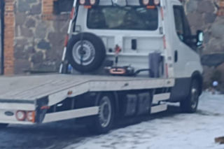 Kradzieże aut z parkingu lotniska we Wrocławiu. Złodziej używał lawety