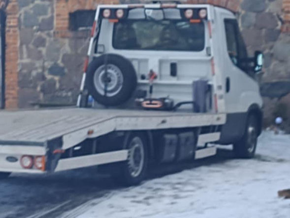 Kradzieże aut z parkingu lotniska we Wrocławiu. Złodziej używał lawety