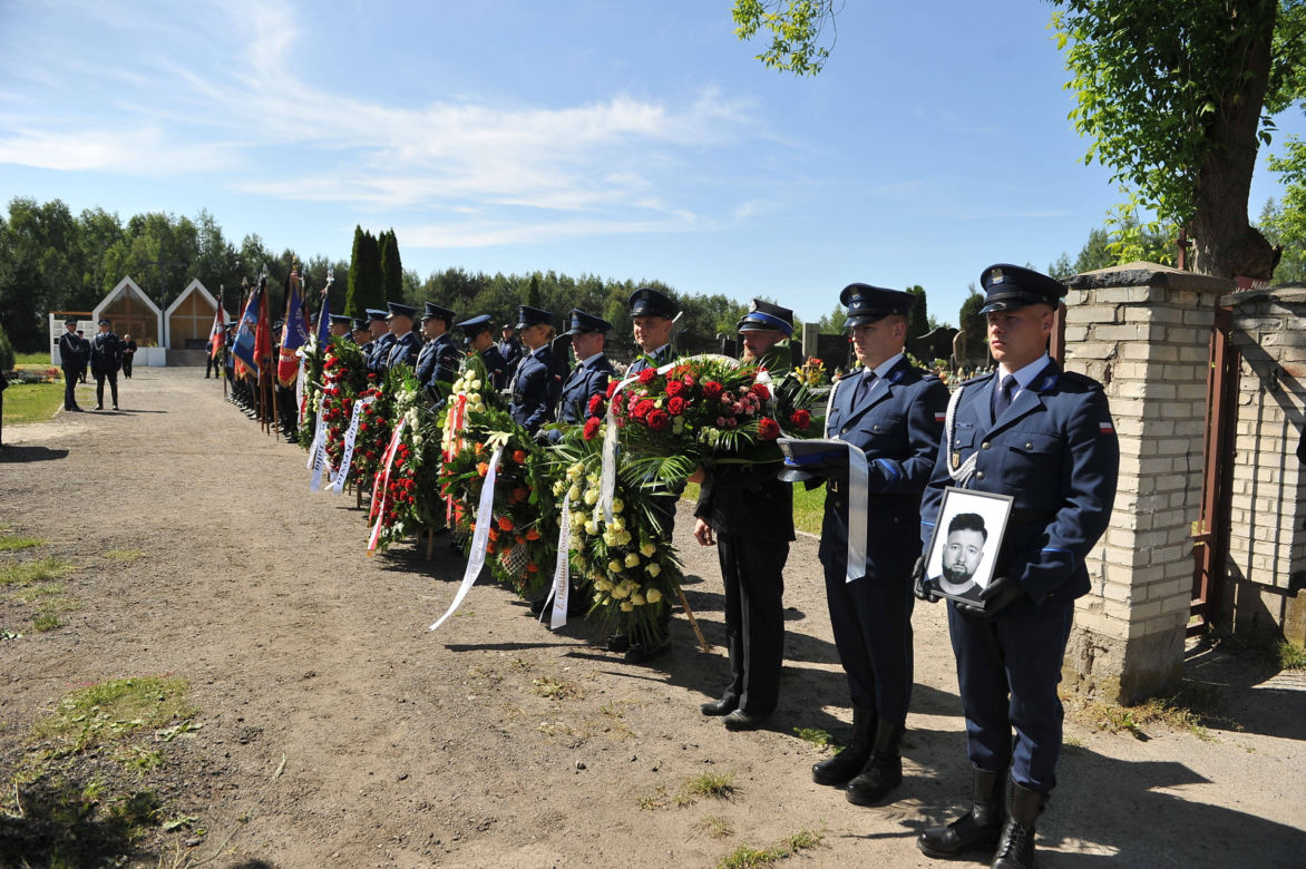 Srebrny orzeł prowadził Arka w ostatniej drodze. Poruszający gest policjantów i strażaków