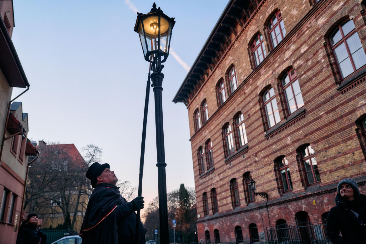 Wrocławski latarnik zapala 99 lamp gazowych
