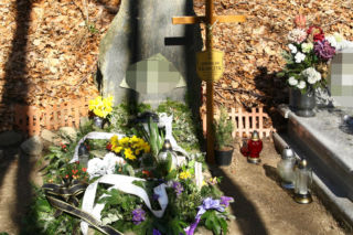 Wzruszające dedykacje i wiosenne kwiaty na grobie Mirosława Krawczyka. Tatusiowi i Dziadkowi