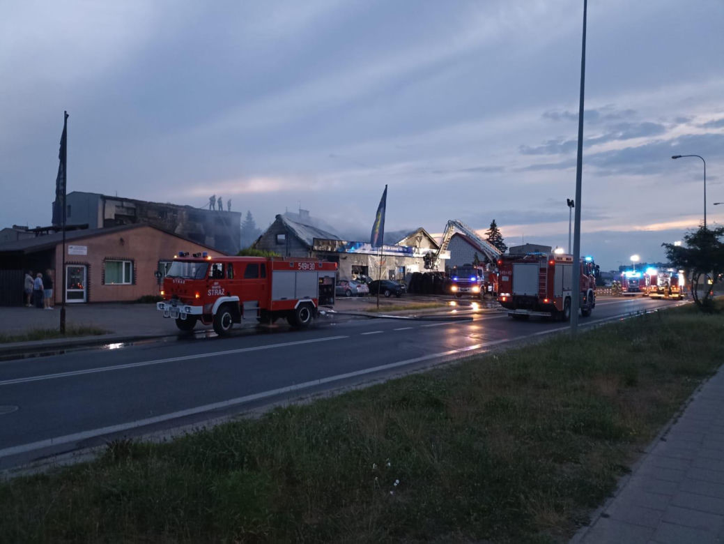   Duży pożar na Mazurach. Płonął warsztat samochodowy i składowisko opon. Zobacz zdjęcia!