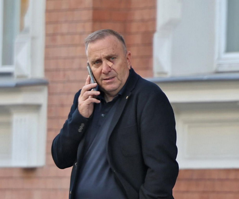 Senator Grzegorz Schetyna z plastrem na nosie rozmawia przez telefon. O stanie jego zdrowia przeczytasz na SE.