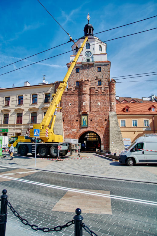 Montaż kraty bronnej w Bramie Krakowskiej