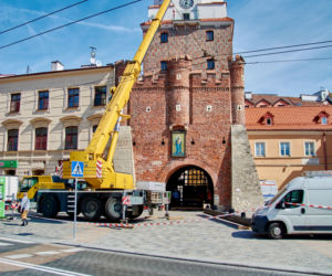 Montaż kraty bronnej w Bramie Krakowskiej