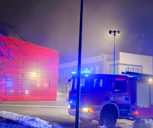 Kraków: Poteżny pożar archiwum Urzędu Miasta. Płoną dwie duże hale przy ulicy Na Załęczu. Akcja trwa [ZDJĘCIA]