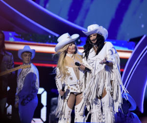 Stylizacje, o których mówi cała Polska. Gołe uda i niesforne frędzle zahipnotyzowały publiczność