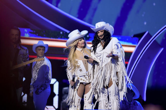 Stylizacje, o których mówi cała Polska. Gołe uda i niesforne frędzle zahipnotyzowały publiczność