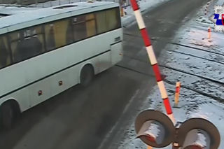 Autobus szkolny utknął na torach. Chwilę później przejechał pociąg