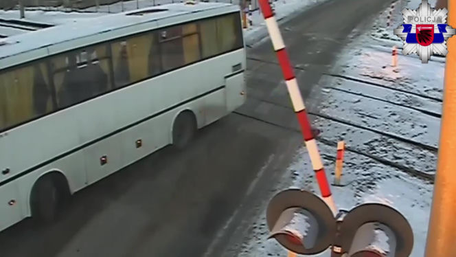 Autobus szkolny utknął na torach. Chwilę później przejechał pociąg