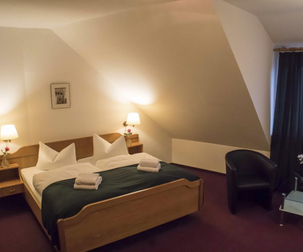 Delegacja z urzędu zdemolowała pokój w niemieckim hotelu