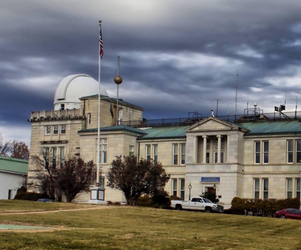 Budynek US Naval Observatory z białą kopułą teleskopu pod ciemnym niebem. O ośrodku pisze SE Portal Obronny.