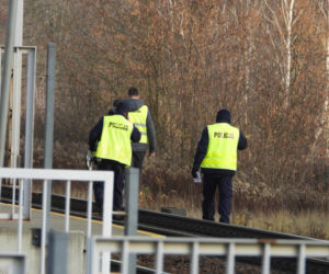 Zignorowała opuszczone rogatki, z torów zmiótł ją nadjeżdżający pociąg. Dramat w Jasiennicy Mazowieckiej