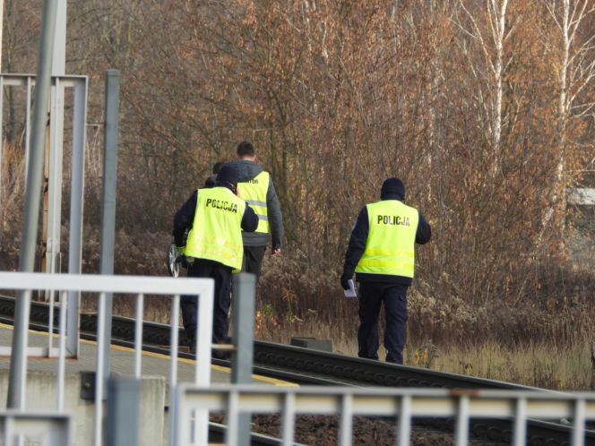 Zignorowała opuszczone rogatki, z torów zmiótł ją nadjeżdżający pociąg. Dramat w Jasiennicy Mazowieckiej