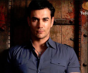 Kłamać aby żyć (Mentir para vivir) - David Zepeda (Ricardo)