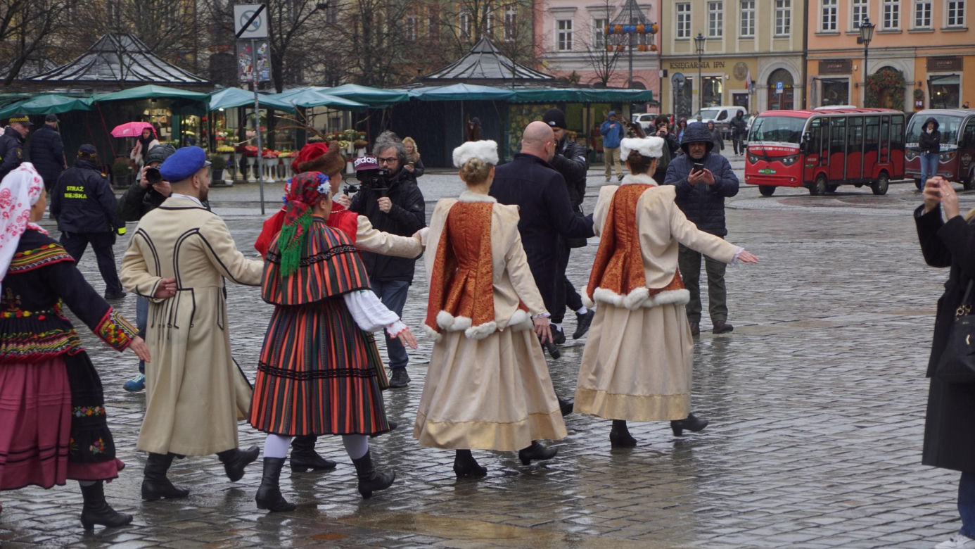 Polonez dla Fredry 2025 we Wrocławiu. Maturzyści zatańczyli na Rynku [ZDJĘCIA]