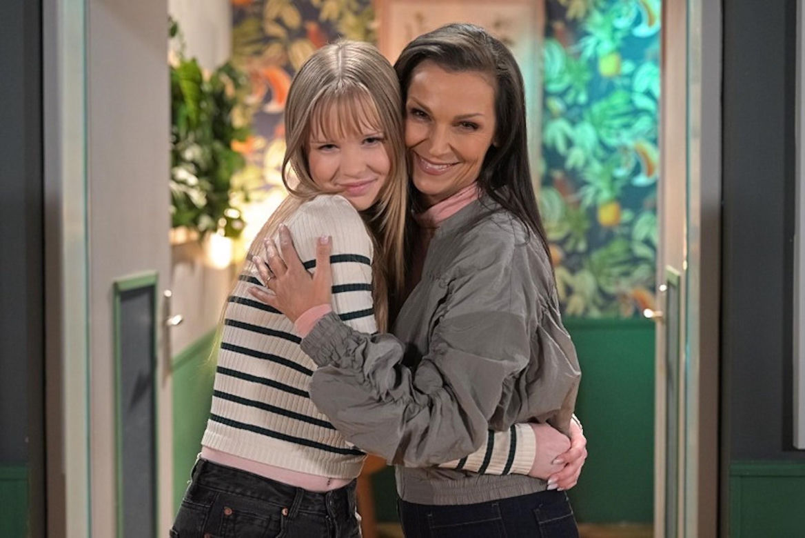 Pierwsza miłość. Izabela Nowaczyk (Olga Bończyk), Julka (Dąbrówka Kruk)