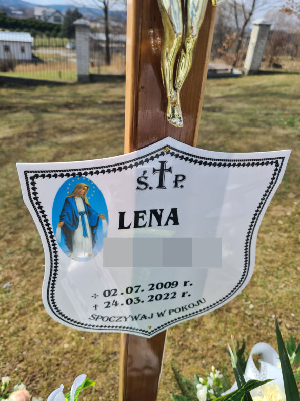 Przysietnica. Morze białych kwiatów na grobie 12-letniej Leny [GALERIA]