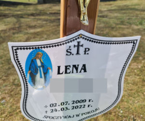 Przysietnica. Morze białych kwiatów na grobie 12-letniej Leny [GALERIA]