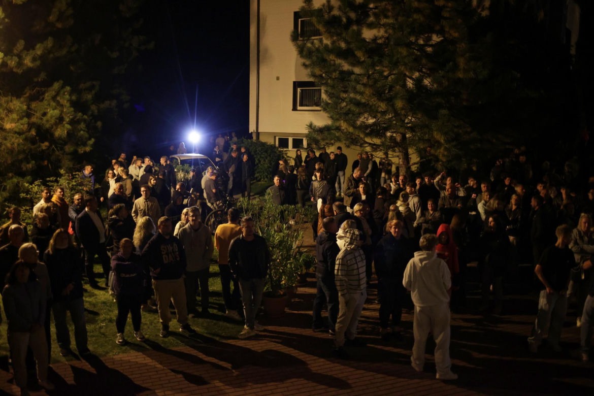 Biskup ewakuowany przez policję. Wierni krzyczeli: "Ty tchórzu!". Nocna awantura w parafii