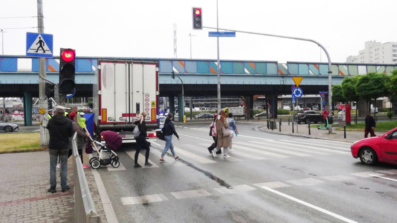 Ciężarówka zmiażdżyła pieszego na pasach w Warszawie. Fatalny wypadek, śmierć na miejscu