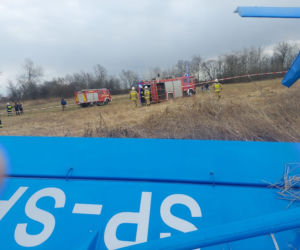 Szokujący wypadek pod Tarnowem! Awionetka wylądowała na dachu. Pilot w szpitalu [ZDJĘCIA]