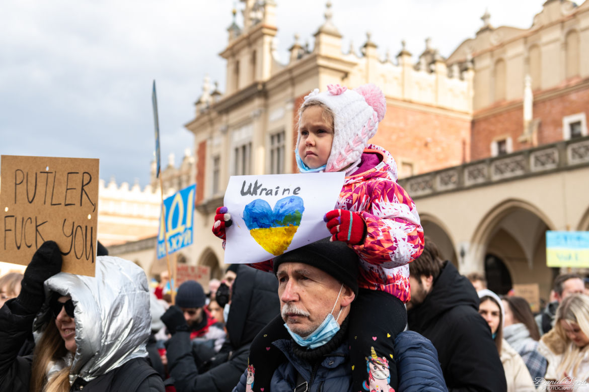Kraków solidarny z Ukrainą! Wielka manifestacja na Rynku Głównym [ZDJĘCIA]