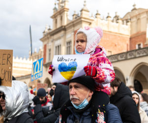 Kraków solidarny z Ukrainą! Wielka manifestacja na Rynku Głównym [ZDJĘCIA]