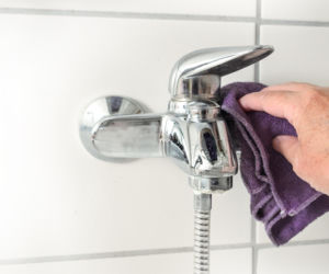 Wymieszaj 4 łyżki i spryskaj zakamienione krany. Rozpuści osad i nabłyszczy armaturę, a ta lśni jak gwiazdy na sierpniowym niebie. Sposób na czyszczenie  kranu z kamienia