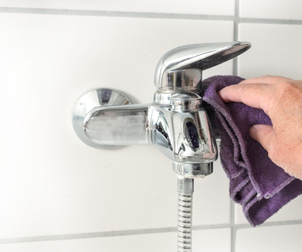 Wymieszaj 4 łyżki i spryskaj zakamienione krany. Rozpuści osad i nabłyszczy armaturę, a ta lśni jak gwiazdy na sierpniowym niebie. Sposób na czyszczenie  kranu z kamienia